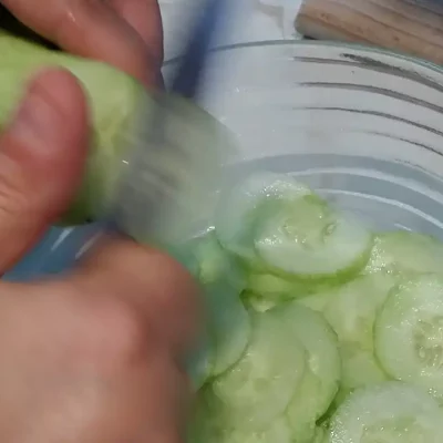 Krastavac salata sa belim lukom | Priprema krastavca | Postupak 1 | Slika 3/3