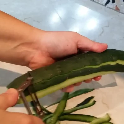 Krastavac salata sa belim lukom | Priprema krastavca | Postupak 1 | Slika 2/3