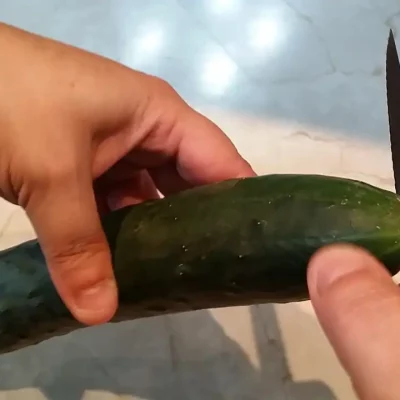 Krastavac salata sa belim lukom | Priprema krastavca | Postupak 1 | Slika 1/3