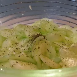 Krastavac salata sa belim lukom