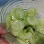 Krastavac salata sa belim lukom | Dodavanje ostalih sastojaka | Postupak 3 | Slika 8/8