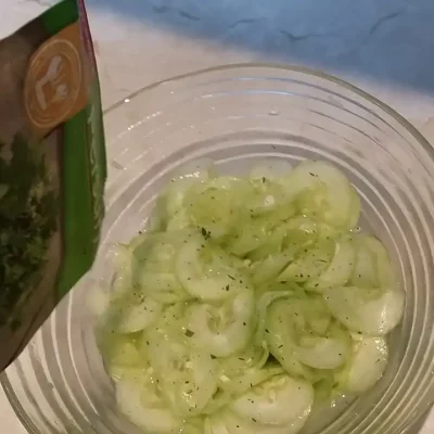 Krastavac salata sa belim lukom | Serviranje salate | Postupak 4 | Slika 1/2