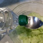 Krastavac salata sa belim lukom | Dodavanje ostalih sastojaka | Postupak 3 | Slika 7/8