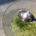 Krastavac salata sa belim lukom | Dodavanje ostalih sastojaka | Postupak 3 | Slika 6/8