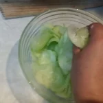 Krastavac salata sa belim lukom | Dodavanje ostalih sastojaka | Postupak 3 | Slika 4/8