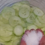 Krastavac salata sa belim lukom | Dodavanje ostalih sastojaka | Postupak 3 | Slika 3/8