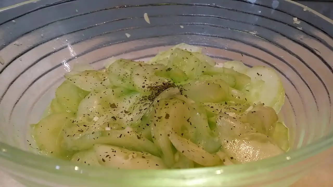 Krastavac salata sa belim lukom- Istaknuta slika