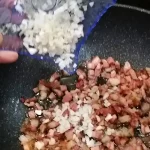 Špageti a la karbonara | Dinstanje namirnica | Postupak 3 | Slika 3/6