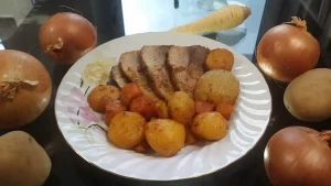 Pečeni svinjski but sa povrćem 1