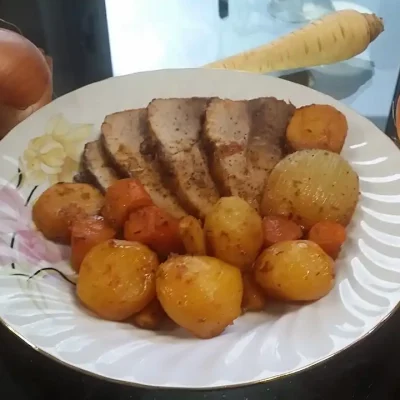 Slika vezana za Pečeni svinjski but sa povrćem 1