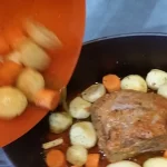 Pečeni svinjski but sa povrćem | Dodavanje povrća i dalje pečenje buta | Postupak 5 | Slika 1/4