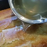 Pita sa grizom i limunom | Dodavanje preliva | Postupak 5 | Slika 2/4