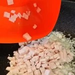 Rolovana seljačka pita sa piletinom | Priprema luka i pilećih prsa | Postupak 1 | Slika 7/8