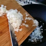 Rolovana seljačka pita sa piletinom | Priprema luka i pilećih prsa | Postupak 1 | Slika 6/8