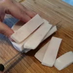 Rolovana seljačka pita sa piletinom | Priprema luka i pilećih prsa | Postupak 1 | Slika 3/8