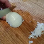 Rolovana seljačka pita sa piletinom | Priprema luka i pilećih prsa | Postupak 1 | Slika 1/8