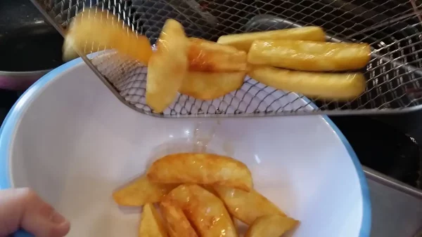 Domaći krompir iz friteze 9 | Istaknuta slika 2/4 | Tajna, za, savršen, hrskav, spolja, a, mekan, iznutra, krompir