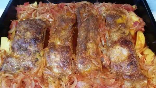 Svinjska rebra iz rerne 50 | Istaknuta slika 2/4 | Pečena, rebra, sa, krompirom, i, crnim, lukom, u, marinadi, od, senfa, i, meda