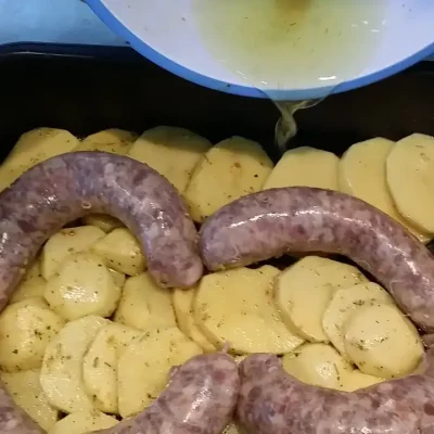 Domaće kobasice sa pekarskim krompirom | Ređanje kropira i kobasica u tepsiji | Postupak 2 | Slika 3/3