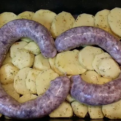 Domaće kobasice sa pekarskim krompirom | Ređanje kropira i kobasica u tepsiji | Postupak 2 | Slika 2/3