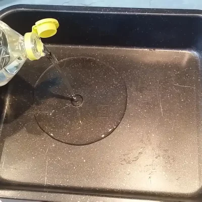 Domaće kobasice sa pekarskim krompirom | Ređanje kropira i kobasica u tepsiji | Postupak 2 | Slika 1/3