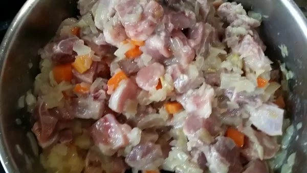 Gulaš od svinjetine 12 | Istaknuta slika 3/4 | Bogatstvo, sočnog, mesa, i, aromatičnog, povrća, idealan, izbor, za, hladne, dane