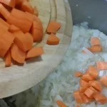 Gulaš od svinjetine | Dinstanje povrća | Postupak 2 | Slika 3/5