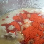 Gulaš od svinjetine | Dodavanje začina | Postupak 4 | Slika 4/8