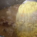 Gulaš od svinjetine | Dodavanje začina | Postupak 4 | Slika 2/8