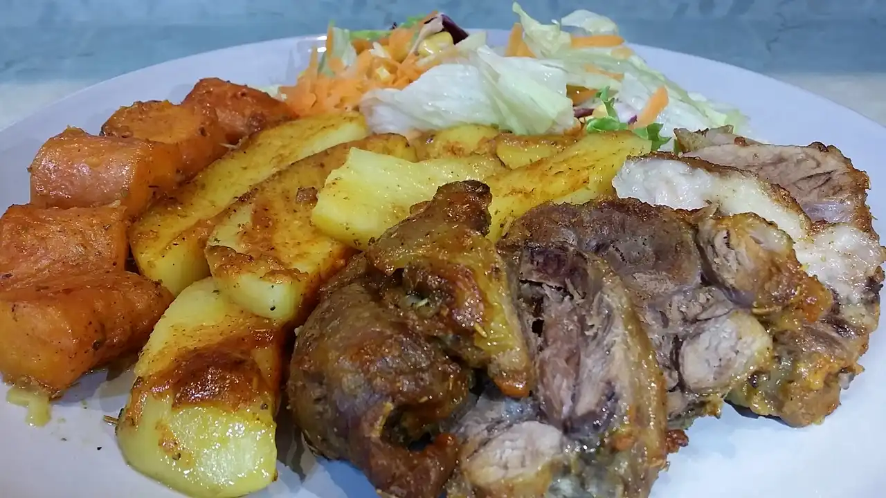 Svinjska kolenica sa povrćem iz rerne