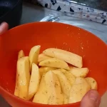 Svinjska kolenica sa povrćem iz rerne | priprema krompira | Postupak 3 | Slika 7/7