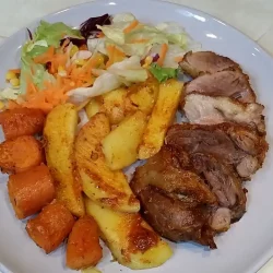 Svinjska kolenica sa povrćem iz rerne