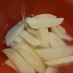 Svinjska kolenica sa povrćem iz rerne | priprema krompira | Postupak 3 | Slika 3/7