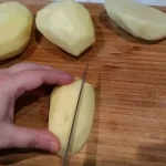 Svinjska kolenica sa povrćem iz rerne | priprema krompira | Postupak 3 | Slika 2/7