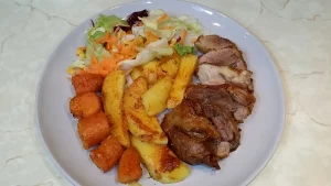 Svinjska kolenica sa povrćem iz rerne