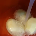 Svinjska kolenica sa povrćem iz rerne | priprema krompira | Postupak 3 | Slika 1/7