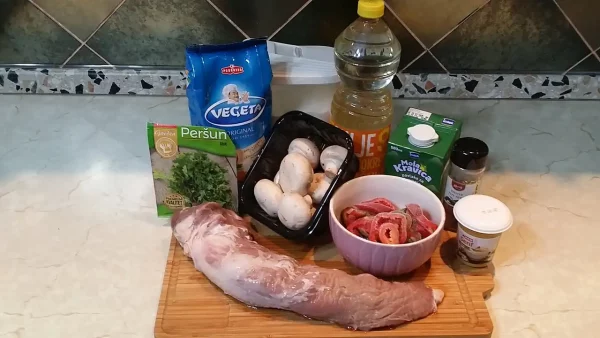 Svinjski medaljoni u sosu od pečuraka 1 | Istaknuta slika 4/4 | Sočni, file, u, obliku, medaljona, u, kremastom, sosu