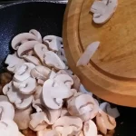 Svinjski medaljoni u sosu od pečuraka | Priprema povrća | Postupak 3 | Slika 5/8