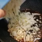 Svinjski medaljoni u sosu od pečuraka | Priprema povrća | Postupak 3 | Slika 3/8