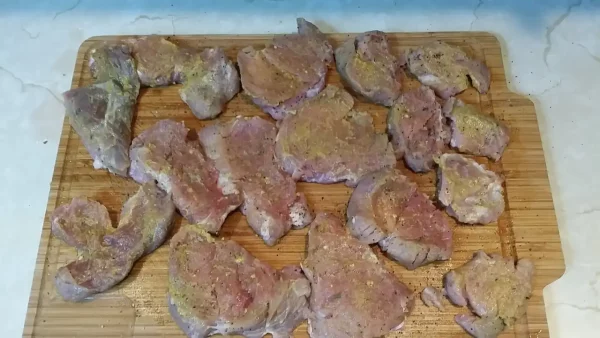 Svinjski medaljoni u sosu od pečuraka 32 | Istaknuta slika 3/4 | Sočni, file, u, obliku, medaljona, u, kremastom, sosu