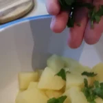 Bareni krompir sa peršunom | Dodavanje margarina i peršuna | Postupak 3 | Slika 5/5