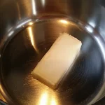 Kolač od starog hleba | Dodavanje margarina i suvog voća | Postupak 2 | Slika 1/5