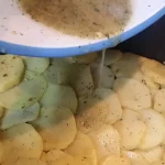 Musaka sa mlevenim mesom i krompirom | Ređanje musake | Postupak 3 | Slika 4/5