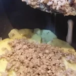 Musaka sa mlevenim mesom i krompirom | Ređanje musake | Postupak 3 | Slika 2/5