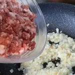 Musaka sa mlevenim mesom i krompirom | Priprema mesa | Postupak 1 | Slika 6/10