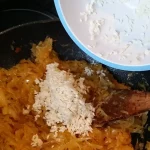 Podvarak sa suvim mesom | Dodavanje začina i pirinča | Postupak 3 | Slika 5/6