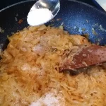 Podvarak sa suvim mesom | Dodavanje začina i pirinča | Postupak 3 | Slika 3/6