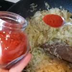 Podvarak sa suvim mesom | Dodavanje začina i pirinča | Postupak 3 | Slika 2/6