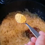 Podvarak sa suvim mesom | Dodavanje začina i pirinča | Postupak 3 | Slika 1/6