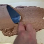 Rozen torta sa Milka čokoladom | Ređanje torte | Postupak 5 | Slika 3/9